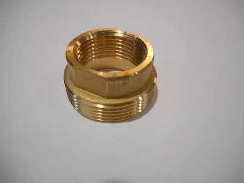 Goldfarbener doppelnippelmäßiger Metalladapter von Remeha mit Innen- und Außengewinde, geeignet für Rohrverbindungen und Installationen.
